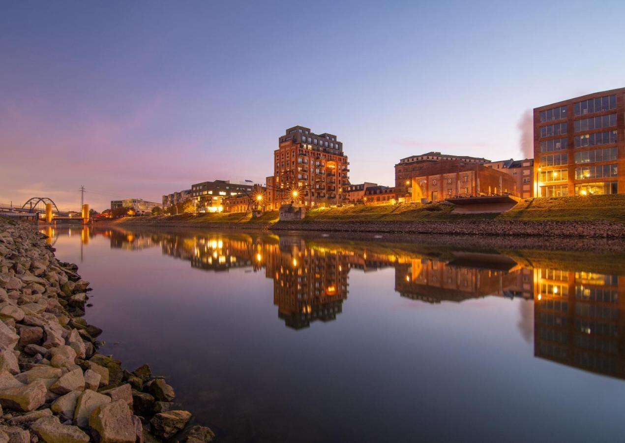 Hostel Манхайм Екстериор снимка The River Lagan at dusk