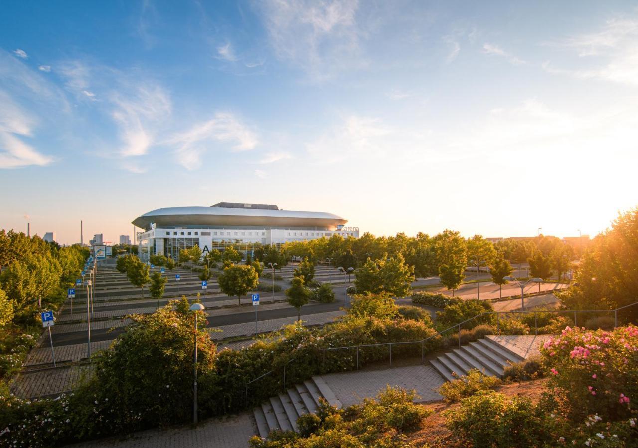Hostel Манхайм Екстериор снимка The stadium at sunset