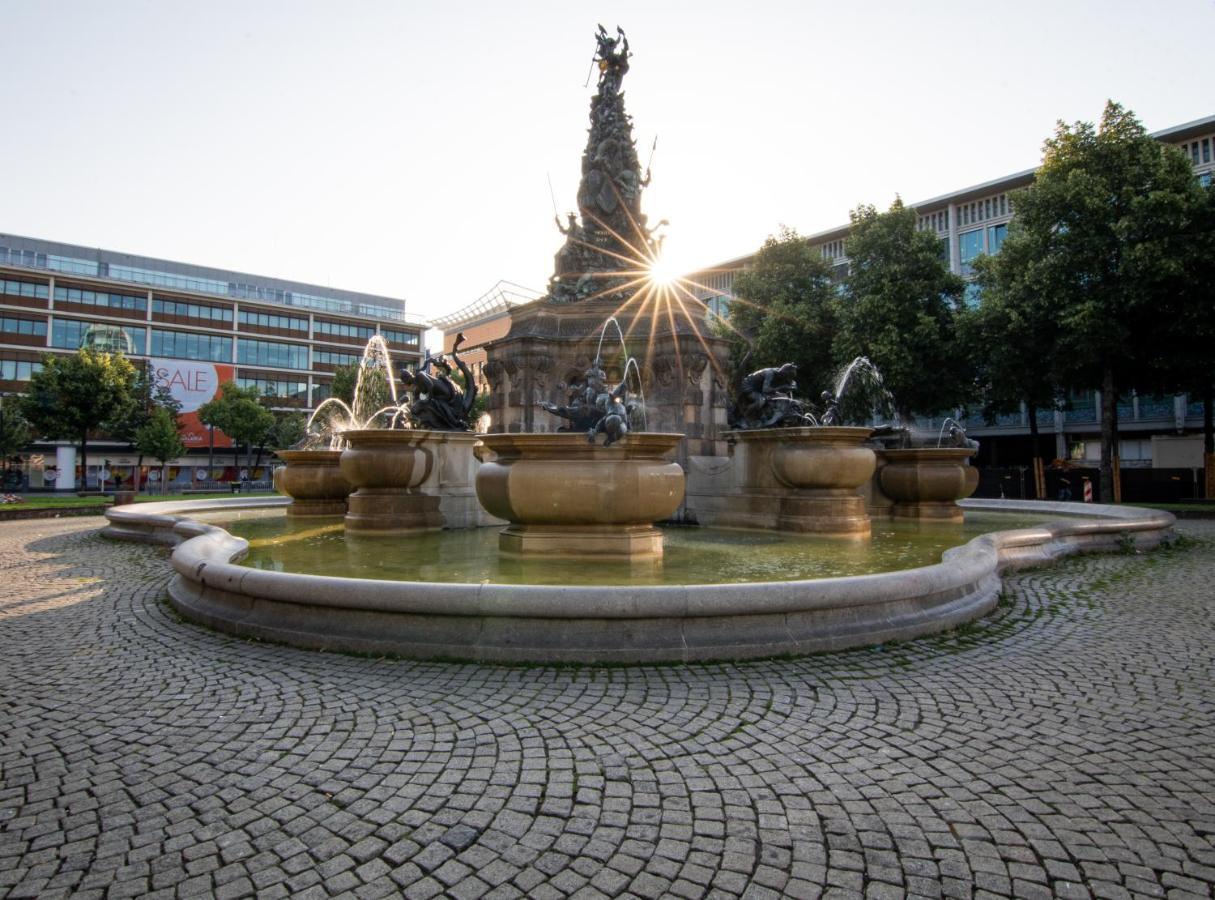 Hostel Манхайм Екстериор снимка Fountain of the Three Horses
