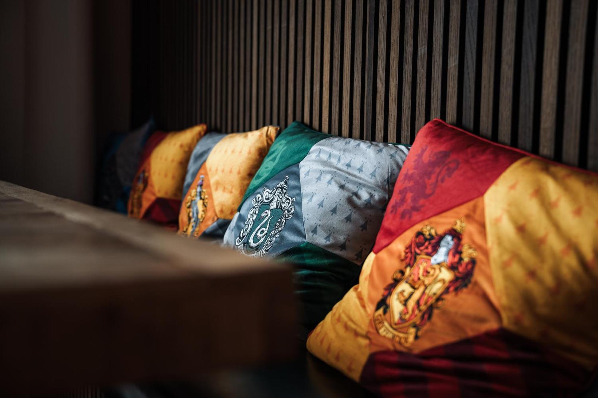 Hostel Манхайм Екстериор снимка Pillows with the coats of arms of the four houses