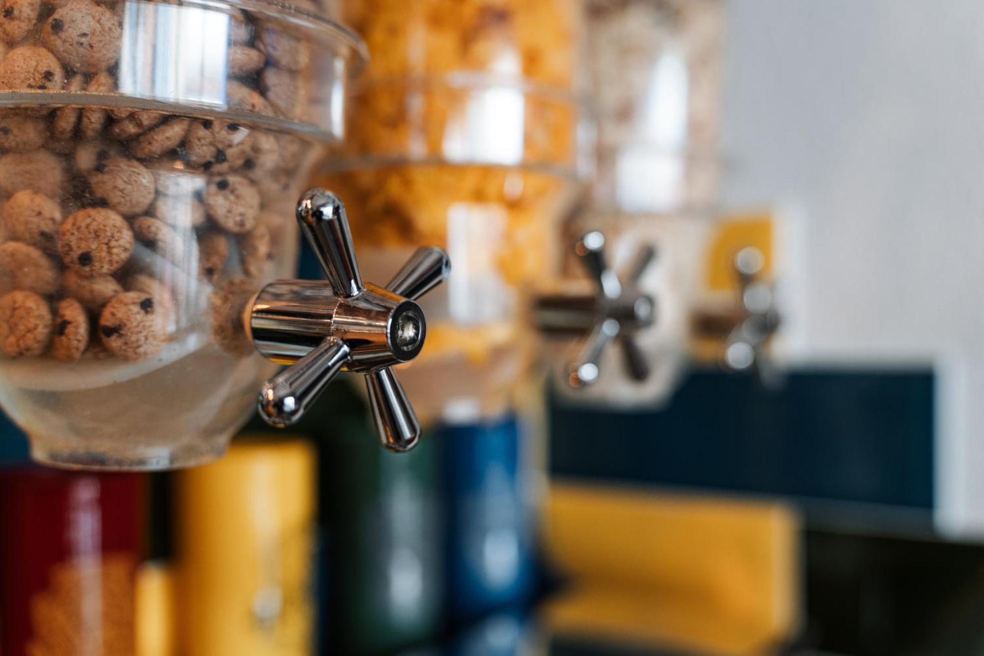 Hostel Манхайм Екстериор снимка A set of four glass canisters with chrome lids