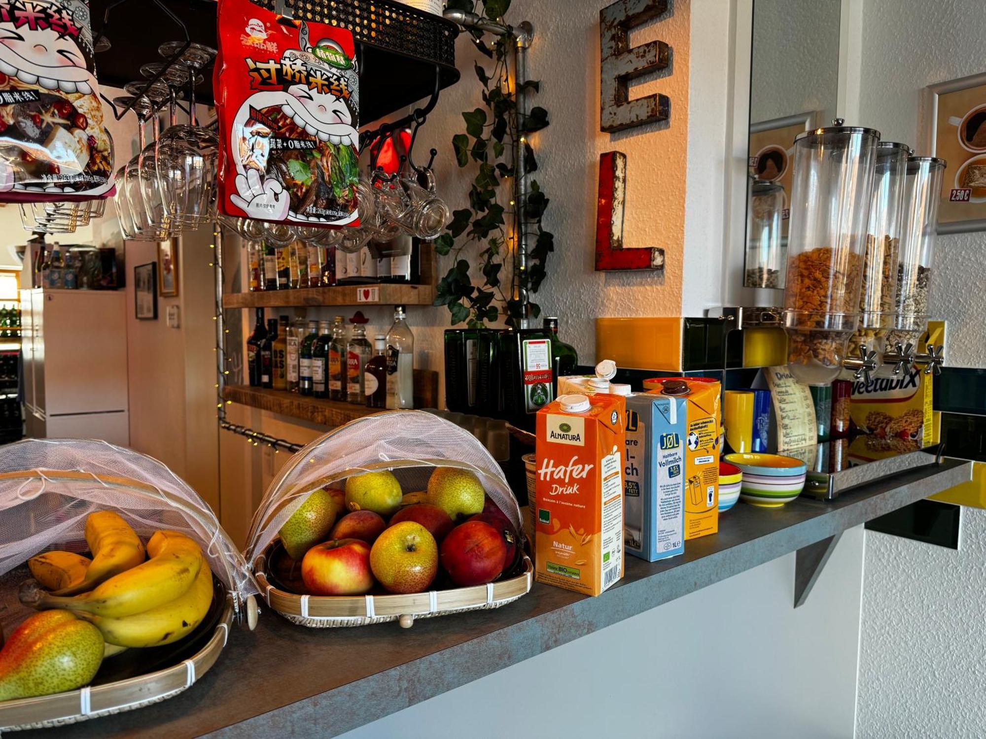 Hostel Манхайм Екстериор снимка Breakfast buffet at a German hotel